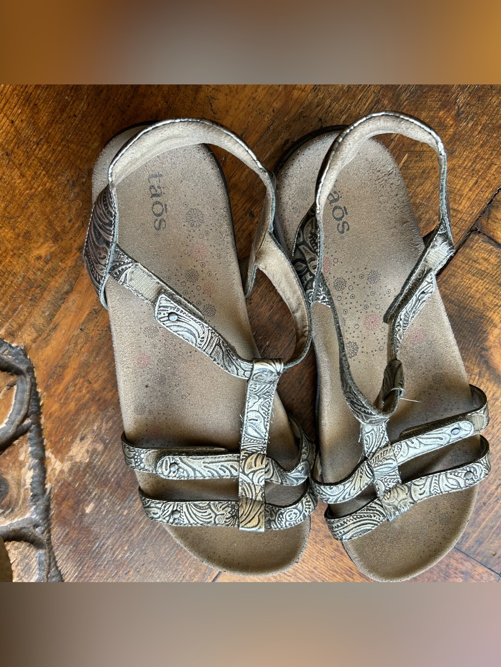 Taos size 9 (40) Trophy 2 Pewter Embossed Sandals - Picture 4 of 6